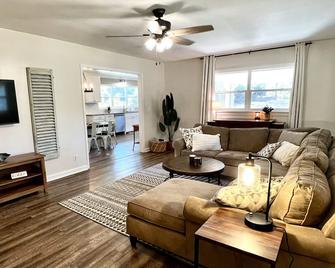 Beautiful neighborhood home! 2 miles from campus. - Starkville - Вітальня