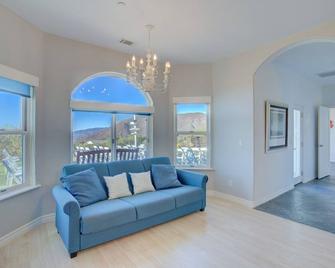 The Grand Haven Home - Pala - Living room