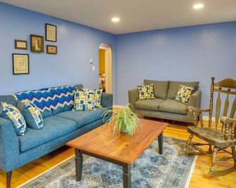 Dog-Friendly Fitchburg Vacation Rental, Hike and Ski - Fitchburg - Living room