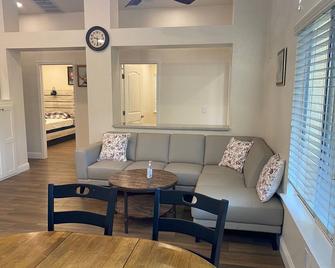 House in Center of Roseville - Roseville - Living room