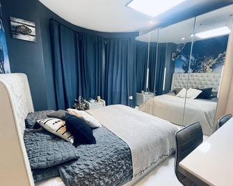 Unique and Artsy Getaway- 4 Bed House in Caterham - Caterham - Bedroom