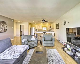 Rustic Fairplay Townhome with Deck and Mountain Views! - Fairplay - Living room
