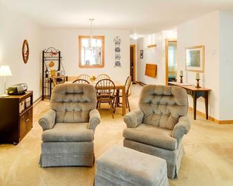 Lovely White Mountains Condo Hike, Ski and Unwind! - Lincoln - Living room