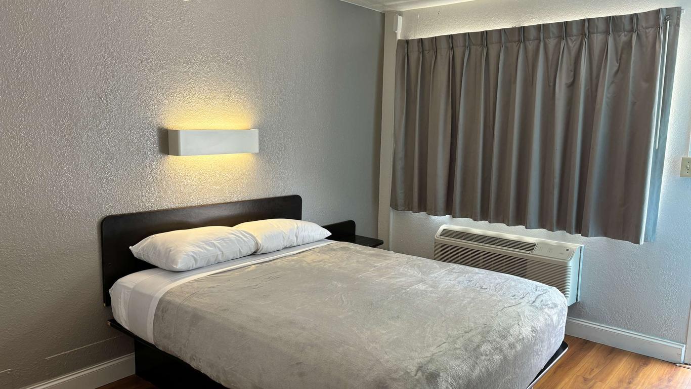 موتل 6 بينساكول، فلورفا- أيربورت ويست