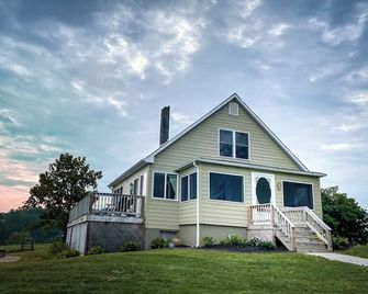 60 acre farm with mountain views & trails. 15 min from Shenandoah National Park - Stanardsville - Building