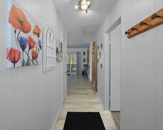 Mighty Duck At Heron Hill Retreat Hot Tub On Lake! - Streetsboro - Hallway