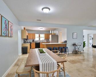 Fun, Resort-style Coastal Villa W Splash Pad! - Sarasota - Comedor