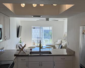 Charming 2-bedroom villa with HUGE yard in Naples - Naples - Living room