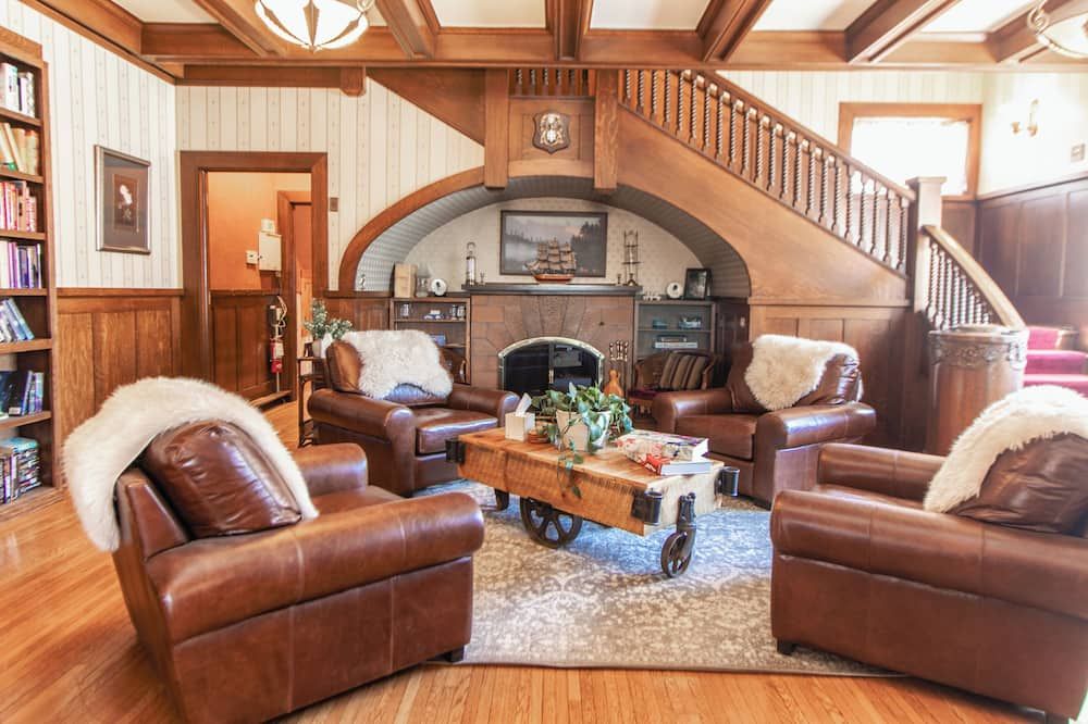 Historic GG Barnum Mansion by Heirloom Boutique Collection - דולות' - סלון