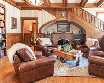 Historic GG Barnum Mansion by Heirloom Boutique Collection - דולות' - סלון
