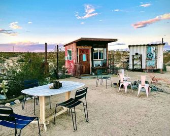 The Original Joshua Tree Homesteader Cabin + Hot Tub - Joshua Tree - Patio
