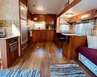 Sisar Creek Sanctuary - Santa Paula - Kitchen