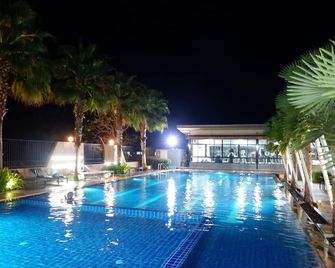 Ray Hotel Buriram - בורי רם - בריכה