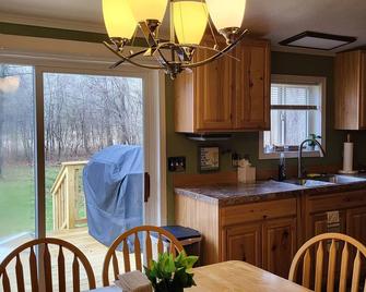 Cozy House between Mt Pleasant and Midland! - Midland - Kuchyň