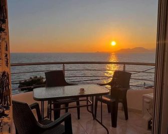 Seafront apartment with terrace - Avlakia - Balcon