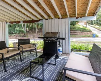 Cozy Family Getaway- 4 Blocks From The Beach! - Gary - Patio