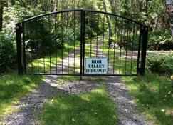 Private,Quiet,cabin,on 27 acres,w/ trails. near the Hoh Rain Forest Nat' l Park. - Forks - Outdoors view