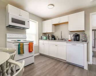 Luxury 1 bed APT near Five Point. Pets welcome! - Columbia - Kitchen