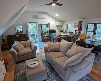 Serene Studio Retreat 20 Minutes to Downtown - Schuylerville - Living room