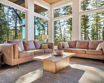 Luxury, Peaceful Family Getaway! Ski, Hike, Fish - Philipsburg - Living room