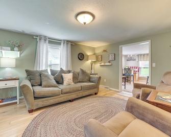 11 Mi to Lake Fife Farmhouse with Yard and Fire Pit! - Fife Lake - Sala de estar