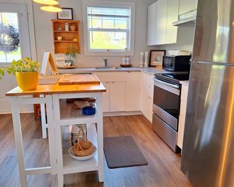 Tucked away on quiet street but short walk to Mahone Bay and all its amenities. - Mahone Bay - Kuchyň