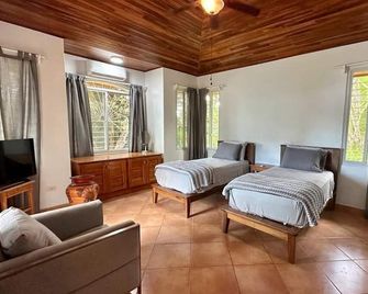Tranquil villa with amazing ocean, surf, beach and sunset views of Playa Guiones - Nosara - Habitación