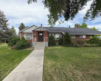 Spacious and secluded 5-bedroom farmhouse with AC, WiFi in charming Tremonton - Tremonton - Bâtiment