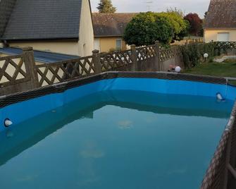 Chambres au Calme au 1er Étage - Gorron - Piscina