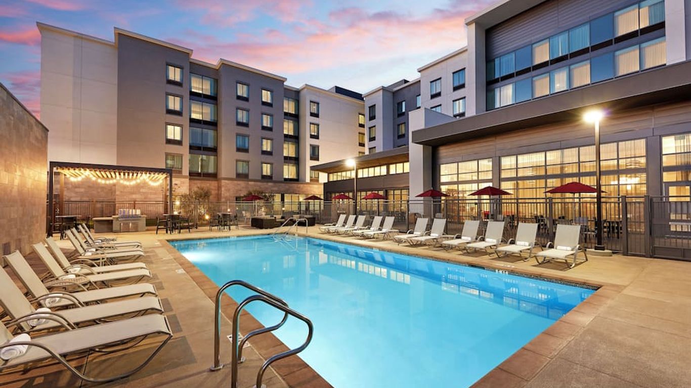 Hampton Inn Long Beach Airport