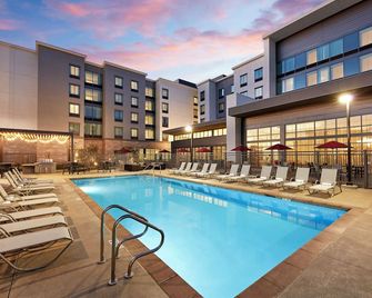 Hampton Inn Long Beach Airport - לונג ביץ' - בריכה