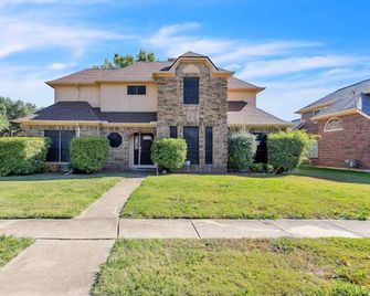 Green Cottage- Spacious 4-bedroom house in Mesquite with beautiful backyard - Mesquite - Rakennus