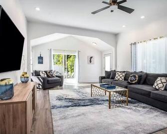 Castaway Villas: Cool Off in the Heated Pool at Castaway Villas This Summer - New Buffalo - Living room