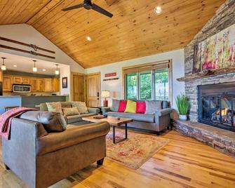 Cabin with Hot Tub and Mountain Views Less Than 5 Mi to Boone - Blowing Rock - Living room