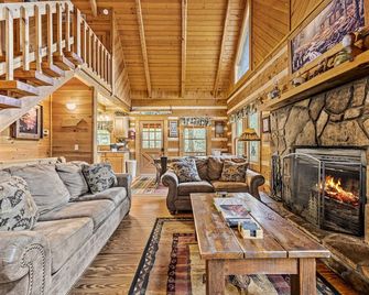 Secluded Log Cabin! Free pool access, big yard, awesome location! - Townsend - Living room