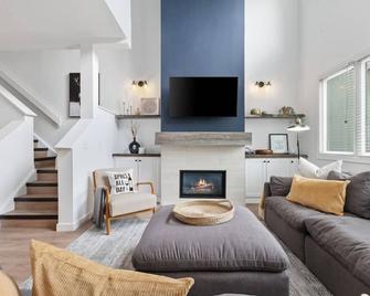 Luxury Blue Mtn Getaway w Indoor Sauna - The Blue Mountains - Living room
