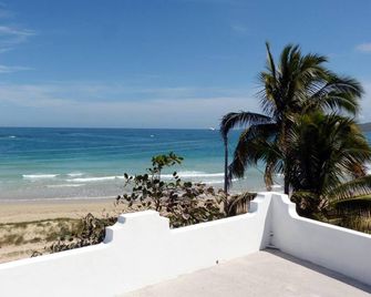Hostal Casa Los Delfines - Puerto Villamil - Spiaggia