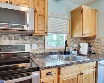Lakefront 3-bedroom chalet with private dock - Louisa - Cocina