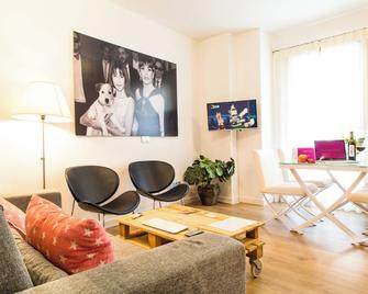 Caleta Homes - Apartamentos Pompidou - Малага - Вітальня