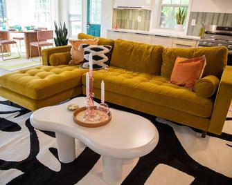 Technicolor River Retreat - Private get-away an hour outside of Chicago! - Lowell - Living room