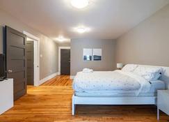 102 Gorgeous & Sunny Executive Suite - Halifax - Bedroom