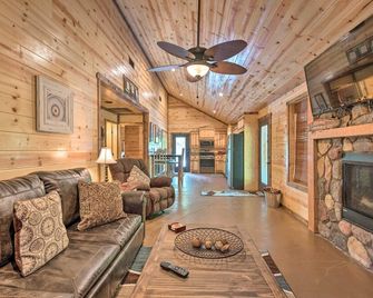 Cabin with Hot Tub - Near Broken Bow Lake and Hiking! - Broken Bow - Olohuone