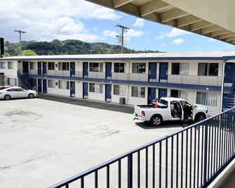 Economy Inn - Reedsport - Building