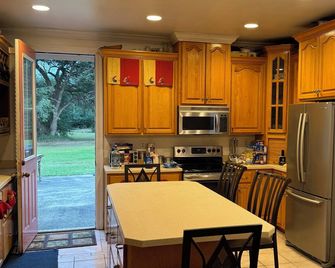 Spacious 4-bedroom house in peaceful Satsuma with AC and land for RV’s etc. - Satsuma - Cocina