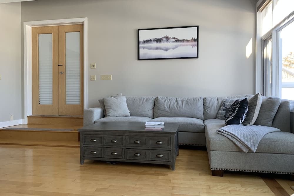 Waterfront Guest Suite - Sudbury - Living room