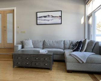 Waterfront Guest Suite - Sudbury - Living room