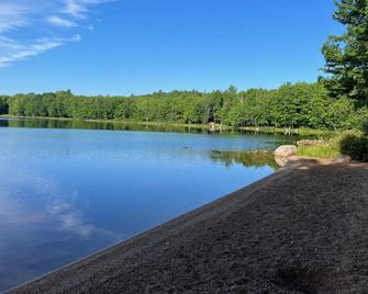 Falls Lake Burrow - Private Cottage with Screened-in Hot Tub - Windsor