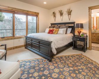 Condo w/fireplace, private patio, A/C - One of a Kind Marina Cay Estates Condo - Bigfork - Bedroom