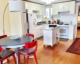 Local living in SF. Full deck. Great views, safety and privacy. - San Francisco - Kitchen