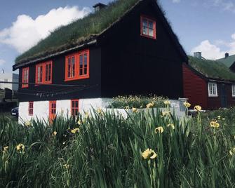 Turf House Cottage - Near Airport - Miðvágur - Building